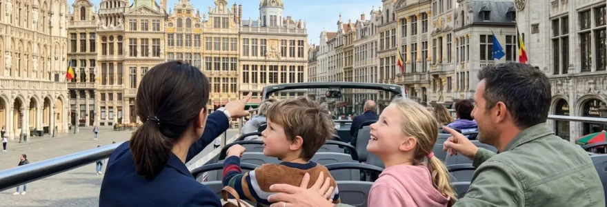 Une famille de quatre personnes vue de dos observe la Grand-Place de Bruxelles depuis l'étage supérieur découvert d'un bus touristique par une journée ensoleillée