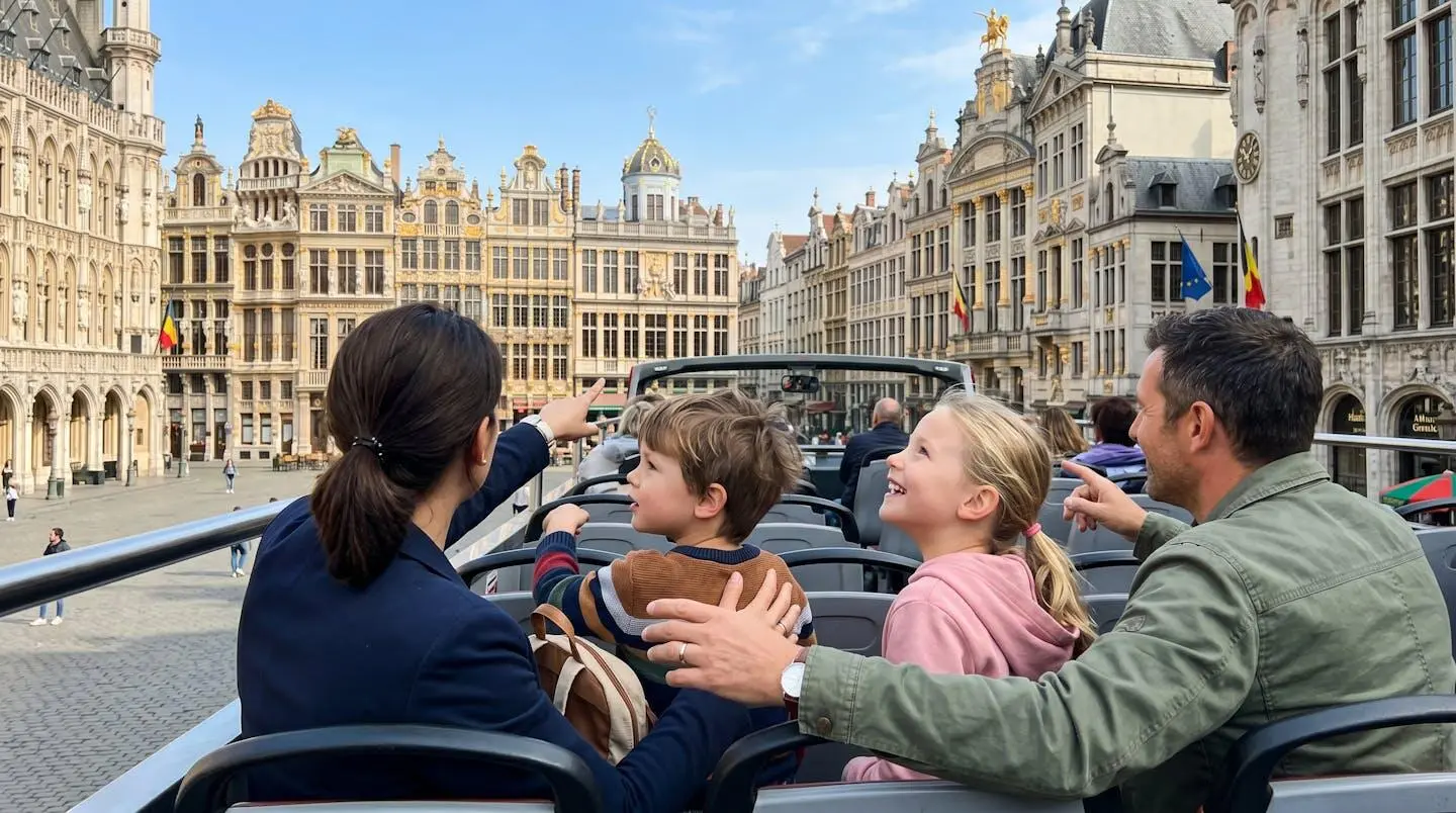 Une famille de quatre personnes vue de dos observe la Grand-Place de Bruxelles depuis l'étage supérieur découvert d'un bus touristique par une journée ensoleillée