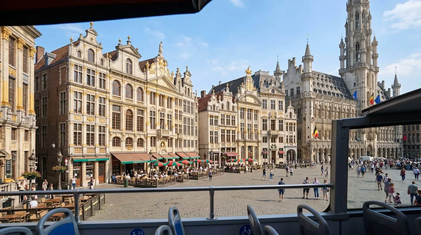 Vue panoramique de la Grand-Place de Bruxelles depuis un bus touristique, montrant les façades baroques dorées des maisons des corporations sous un ciel européen lumineux